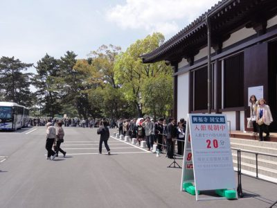 興福寺国宝館の入場行列
