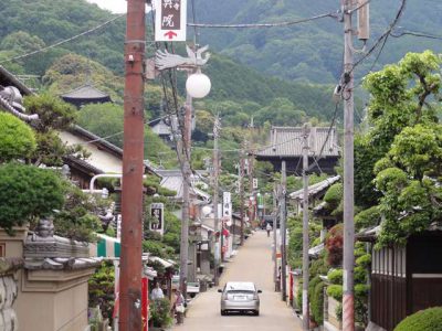 参道から当麻寺方面を臨む。