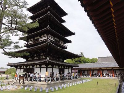薬師寺東塔初層開扉の行列