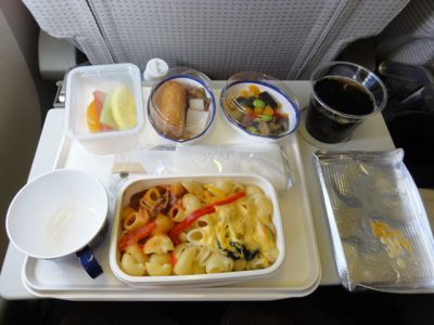 パリ行き便エコノミー機内食2回目
