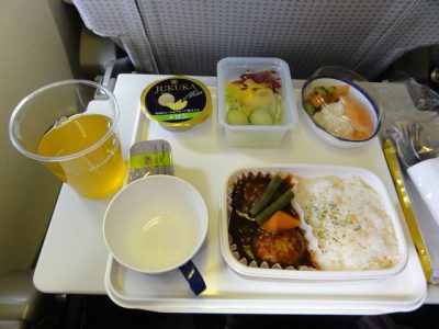 パリ行き便エコノミー機内食1回目