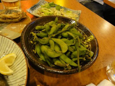 居酒屋海虎の突き出しの枝豆（多少食った後）