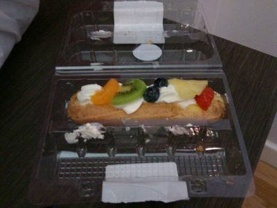 フルーツエクレア（食べかけ）