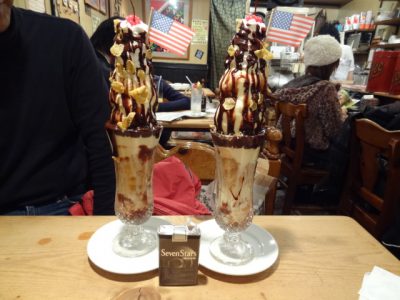 カナリヤのチョコレートパフェ