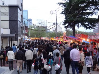 造幣局へ向かう露店が並ぶ道