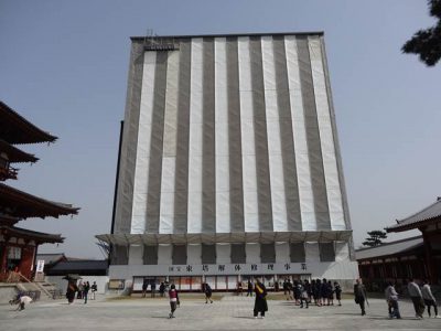改修中の薬師寺東塔