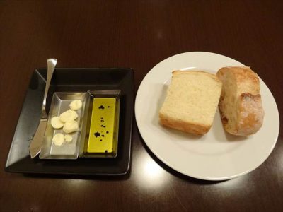 パン（バゲットとフォカッチャ)