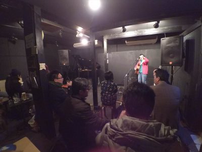 難波屋のライブスペースと松崎ナオ
