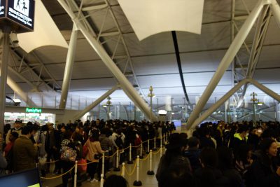 関空での出国手続きの行列