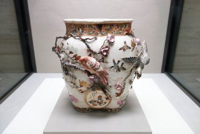 高浮彫桜二群鳩三連壺