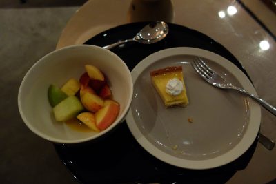 レモンタルトとフルーツカクテル