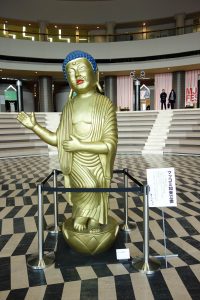 ツッコミ如来立像