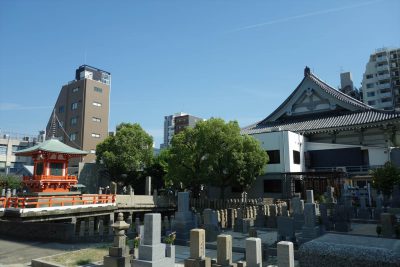 和光寺本堂とあみだ池