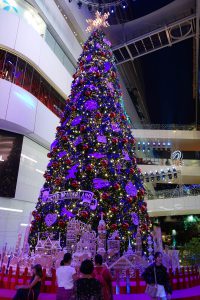 エンポリアム前のクリスマスツリー