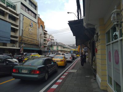 反対車線を進む車