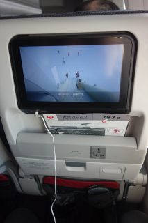 JALの国内線の787-8の普通席の座席椅子の裏側