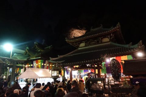 宝山寺 本堂と拝殿