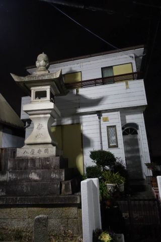 民家の前のでかい石灯籠