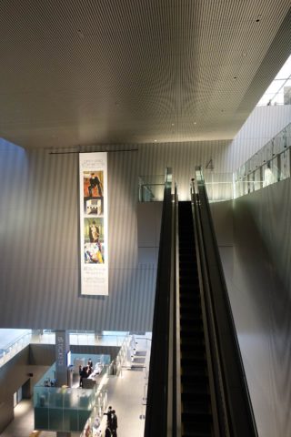 エスカレータとチケット売り場