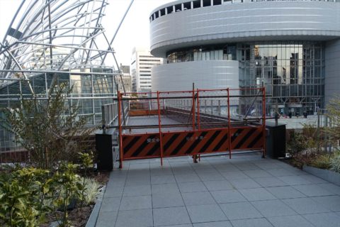 国立国際美術館に繋がるデッキ