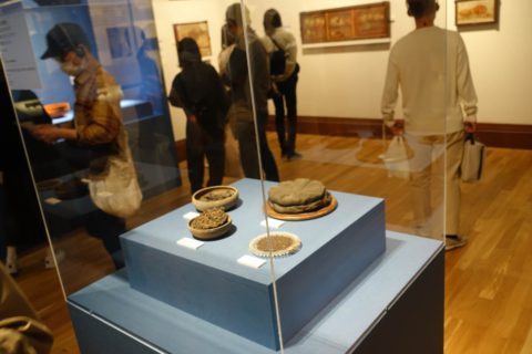 炭化したパン（右上）