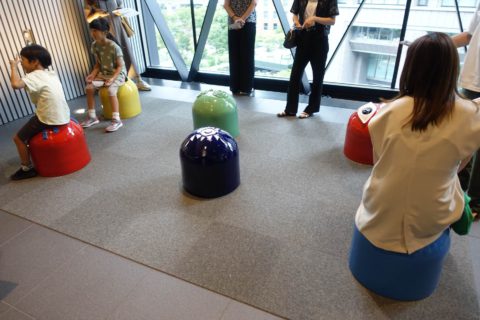 座ることを拒否する椅子