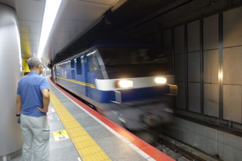 うめきた新ホームを通過する貨物列車