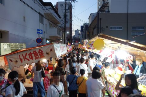 三光神社境内北側の露店の並び