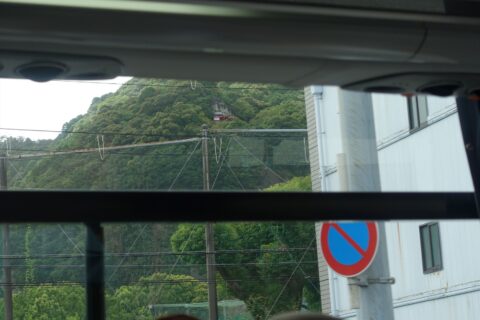 バスの中から撮った神倉神社