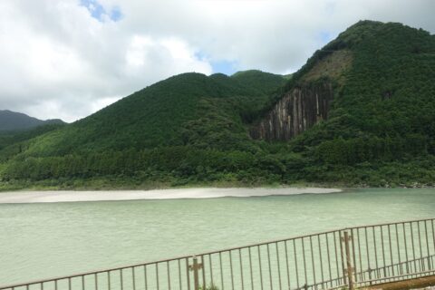 熊野川沿いの景色