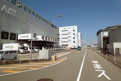 機内食工場と機内食を運ぶ車