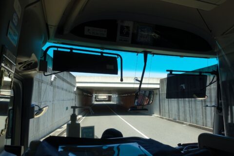 連絡誘導路の下を通る道路