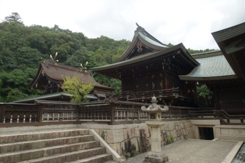 吉備津彦神社 本殿（左）と渡殿（中央）