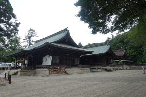 吉備津彦神社 拝殿（左）と祭文殿（中央）と本殿（右）