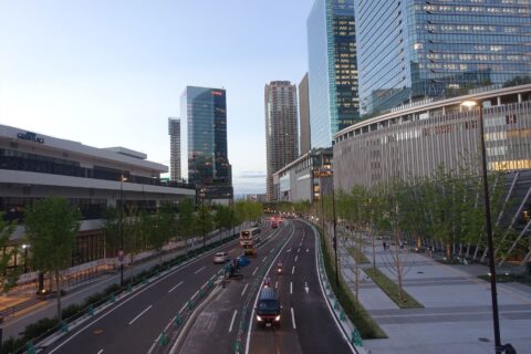 右：グランフロント
左：JR大阪駅うめきた新駅舎