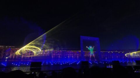 水と空気のスペクタクルショー 「アオと夜の虹のパレード」