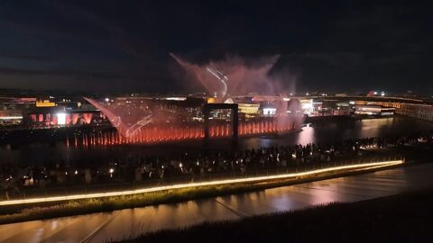 水と空気のスペクタクルショー 「アオと夜の虹のパレード」