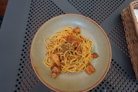 マルタ伝統の骨付きウサギシチューのスパゲッティ