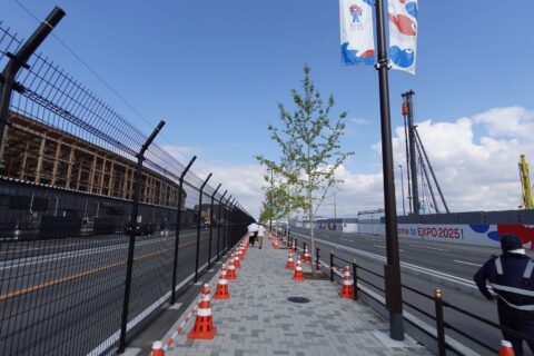 西ゲートに向かう途中の歩道