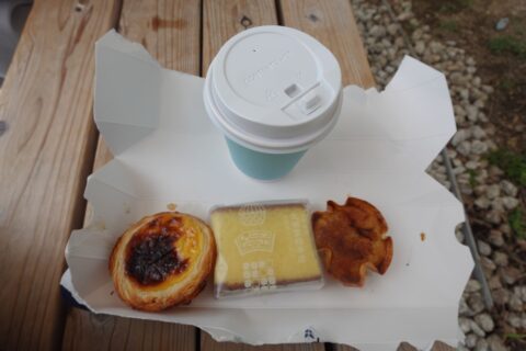 スイーツボックスとホットコーヒー