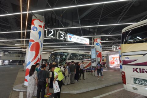 上本町駅の万博会場行きバス乗り場