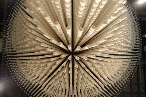 人が一生食う数の玉子のオブジェ