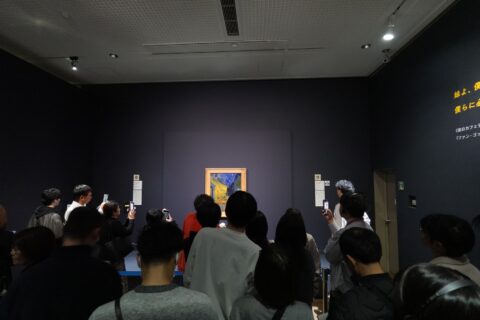 夜のカフェテラスの前