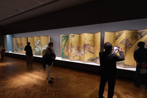 海北友松 花卉図屏風 と 狩野山楽 龍虎図屏風